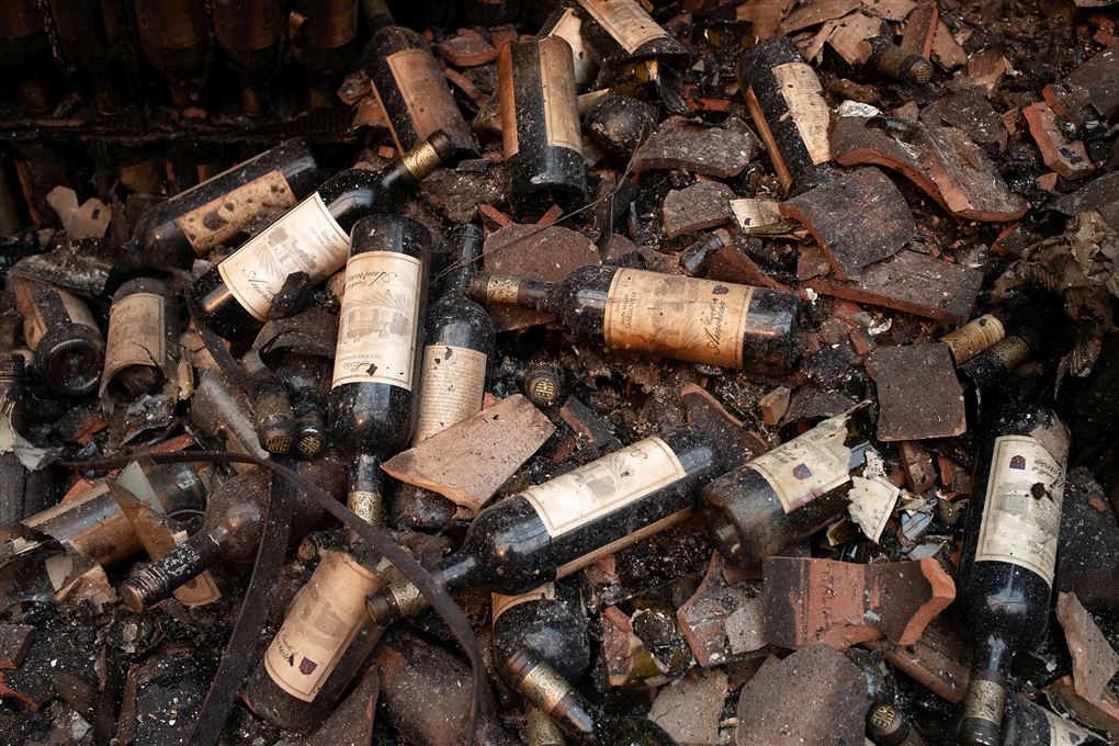 Ødelagte vinflasker på jorden