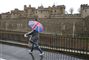 En enlig turist med paraply foran Windsor