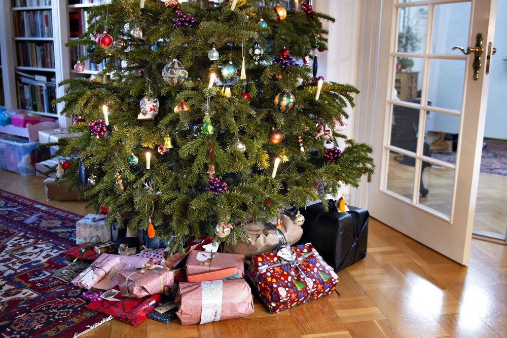 pakker under juletræ