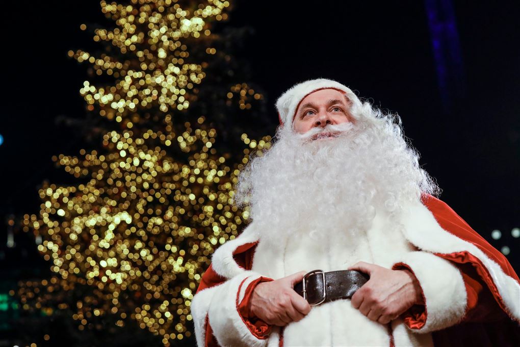 En julemand foran et juletræ