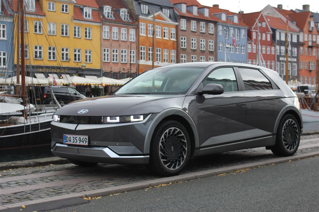 en bil inde i Nyhavn
