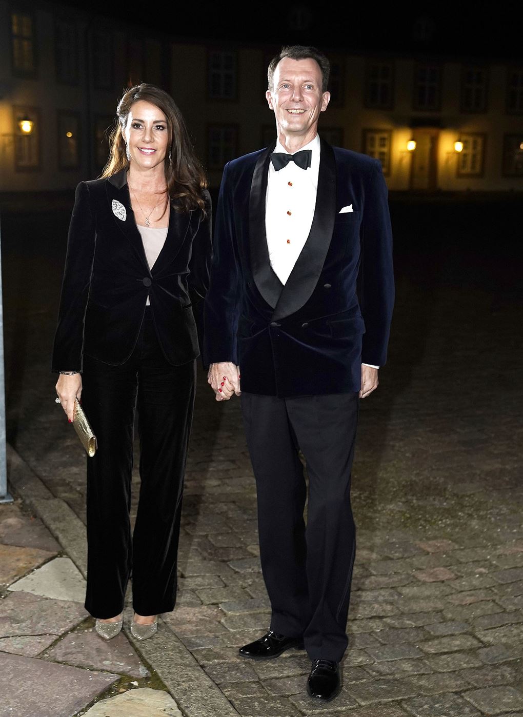 prinsesse Marie og prins Joachim i aften gallatøj. De er begge klædt i sort. 