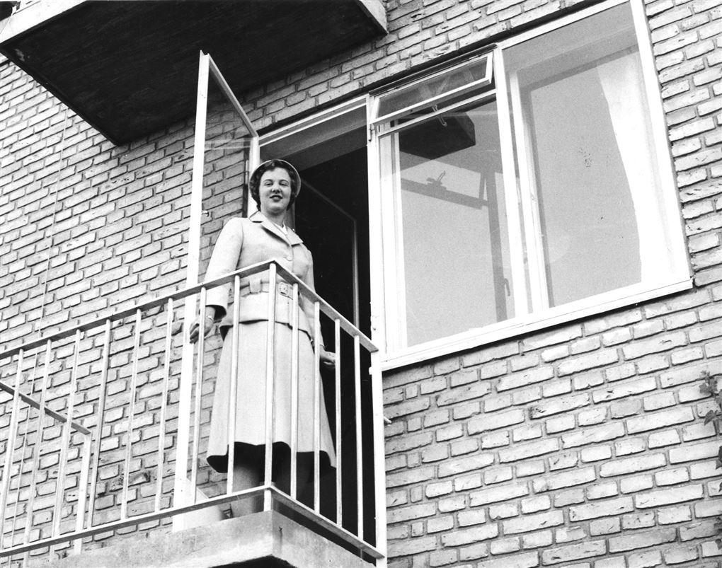 En meget ung dronning Margrethe i lys spadserdragt på en altan.