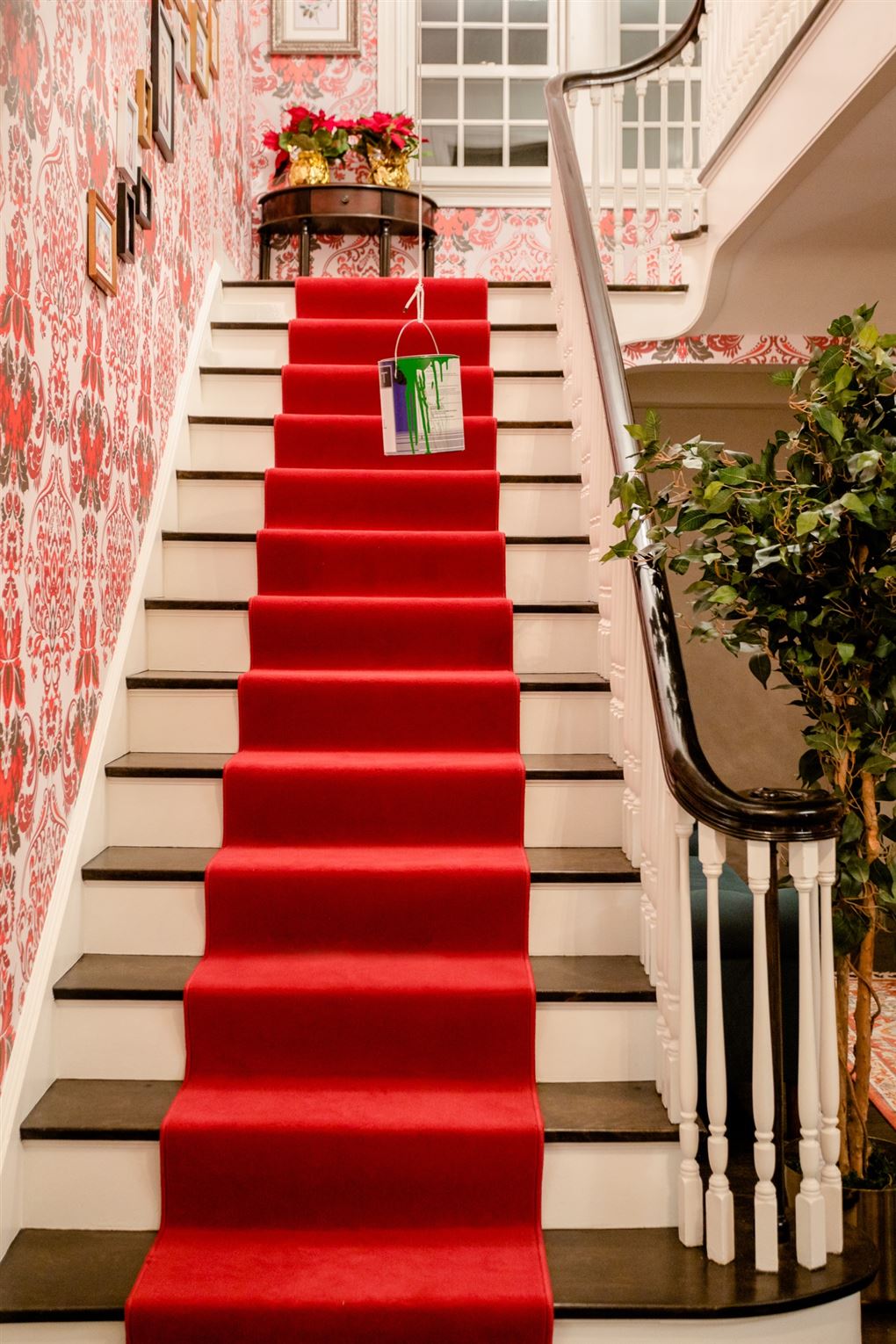Den ikoniske trappe med en rød løber på. 
