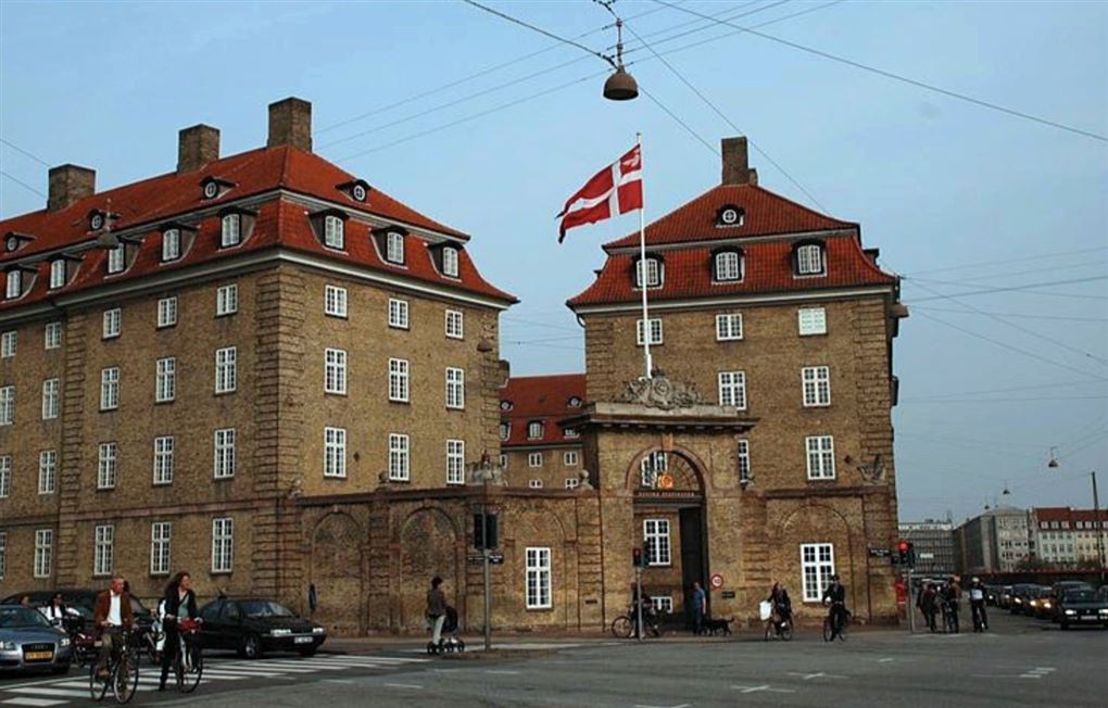 En stor bygning med flag