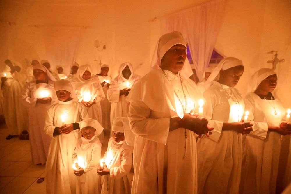 nonner står med lys