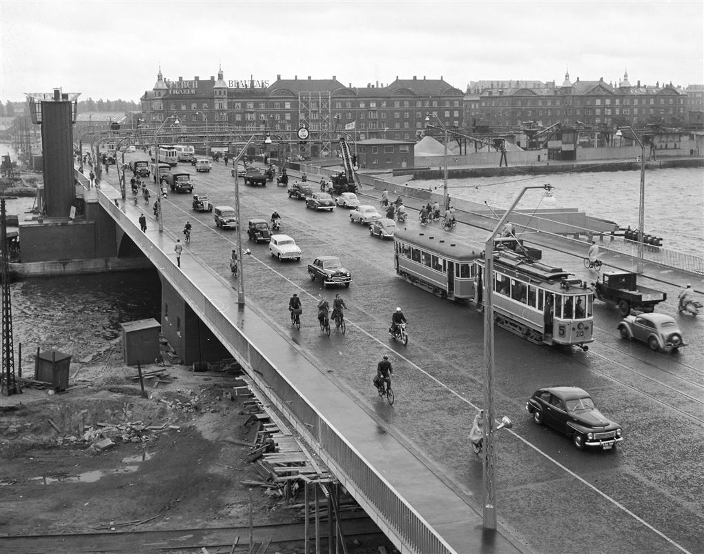 Et sort hvidt billede af en bro fra 1950'erne