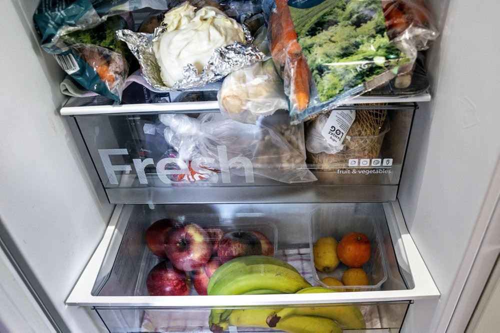 køleskab med åben dør