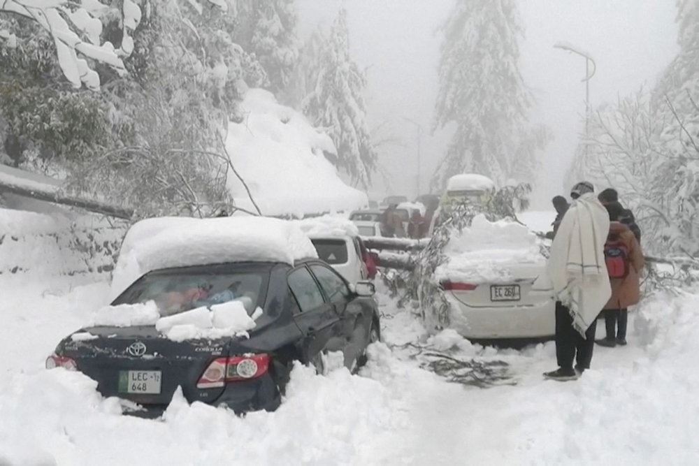biler sidder fast i sneen