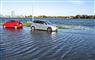 biler holder i oversvømmet havneområde 