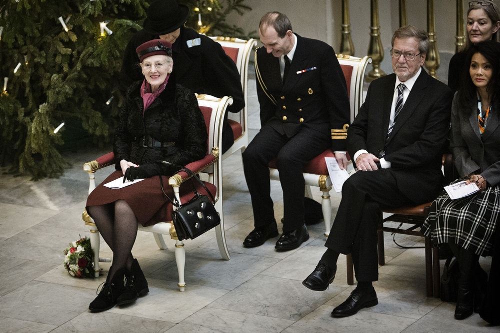 dronning margrethe sidder på stol ved siden af mand med skæg