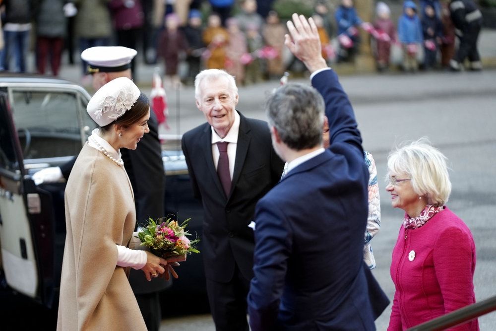 Kronprins Frederik hilser på folk 