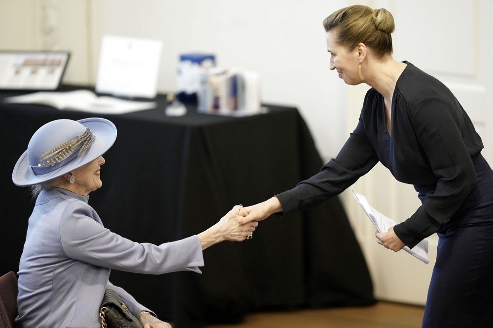 Dronning Margrethe giver hånd til Mette Frederiksen