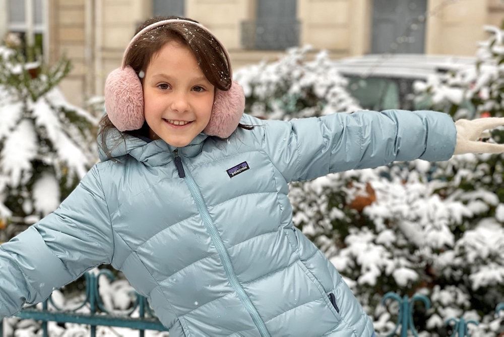 Prinsesse Athena i sneen med lyserøde ørevarmere på