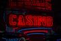 Et neonskilt med casino