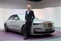 En mand foran en Rolls-Royce