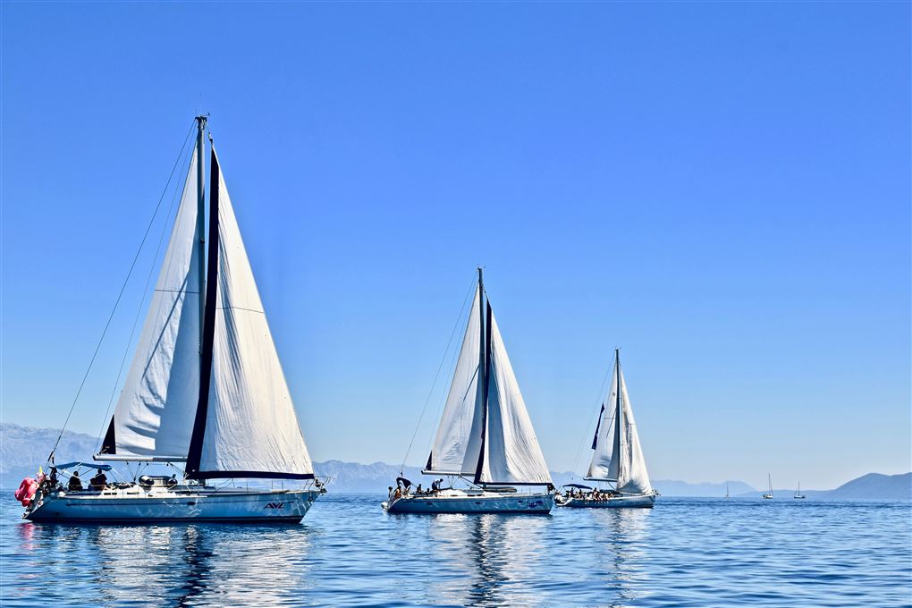 Tre sejlbåde på stille vand