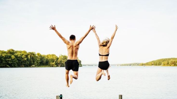 mand og kvinde springer i vandet.