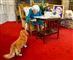 en gammel dame ved et bord og en hund