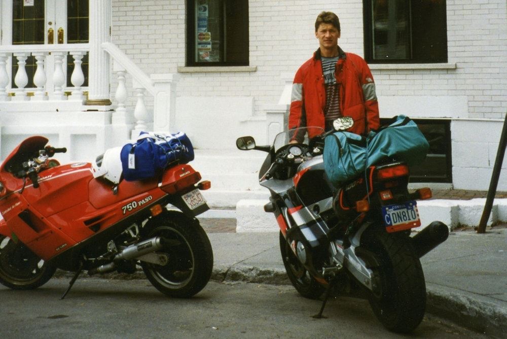 mand og to motorcykler