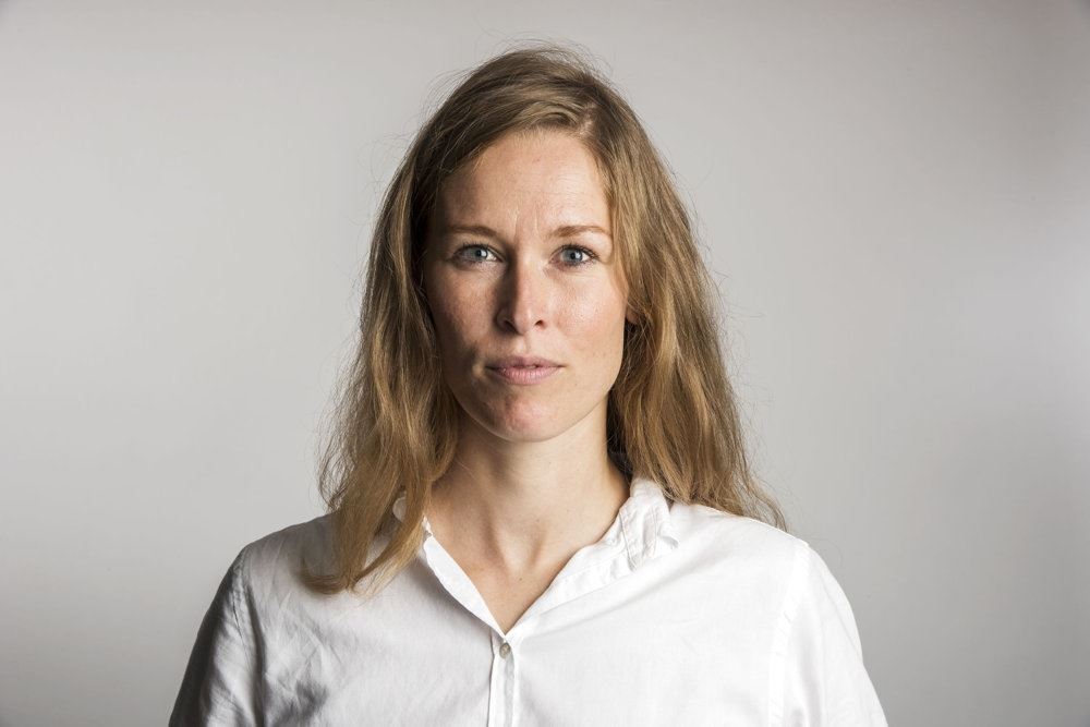 en kvinde i hvid skjorte