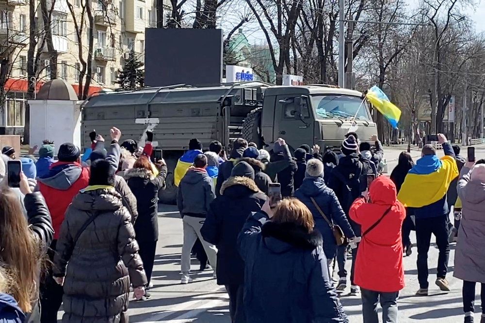 Folk demonstrerer mod russere
