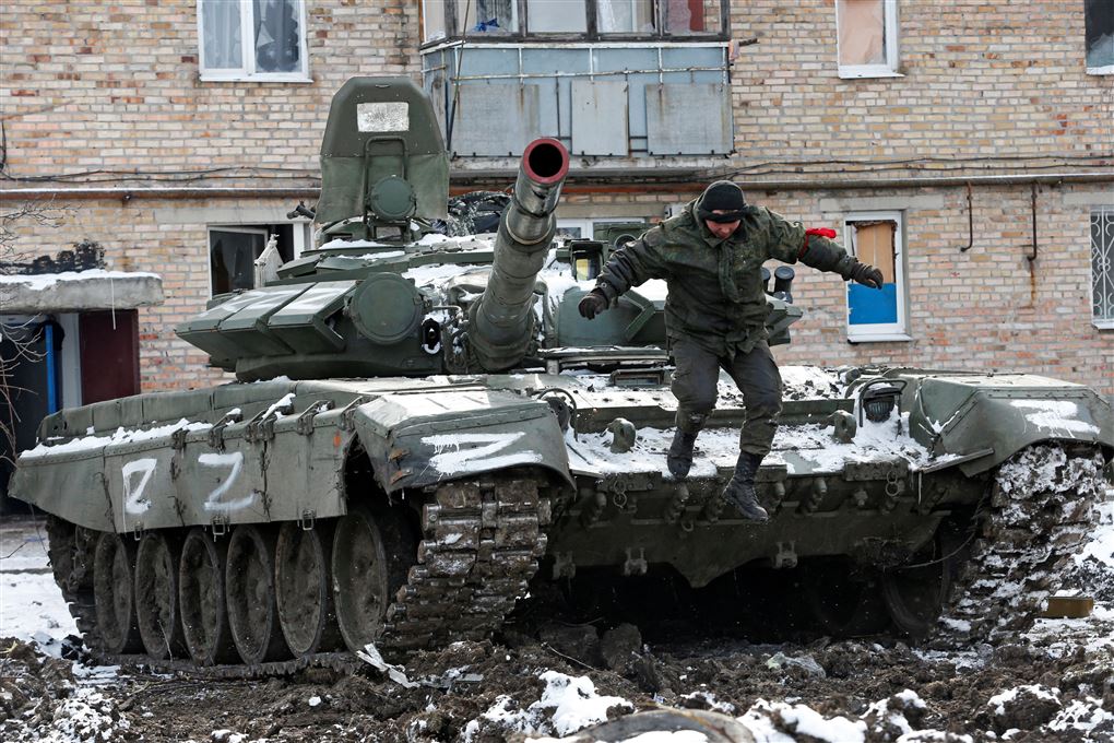 En russisk soldat hopper ned fra en tank.