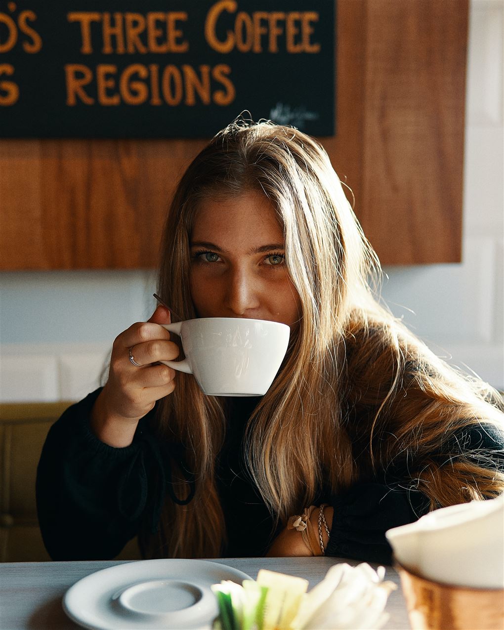En kvinde drikker kaffe