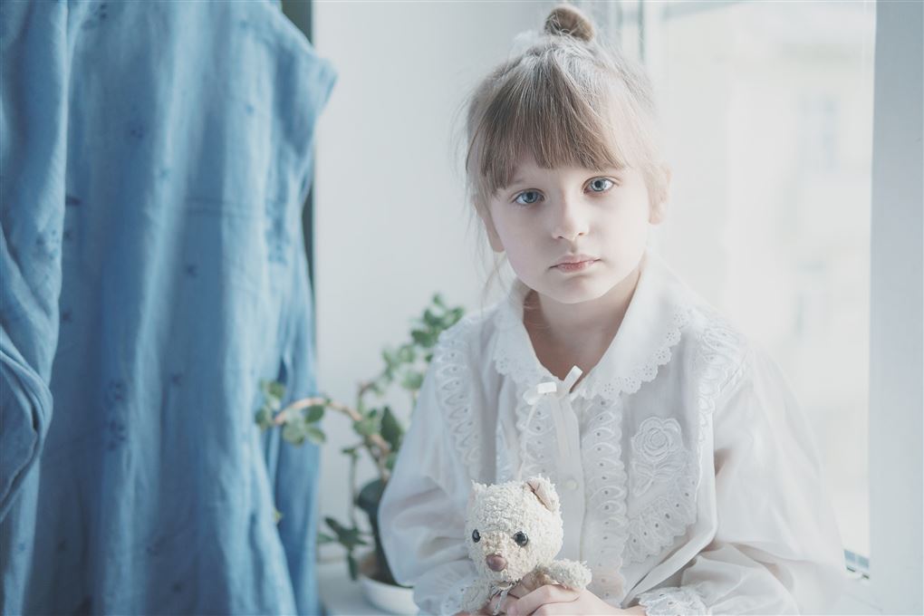 En pige med en bamse i hånden