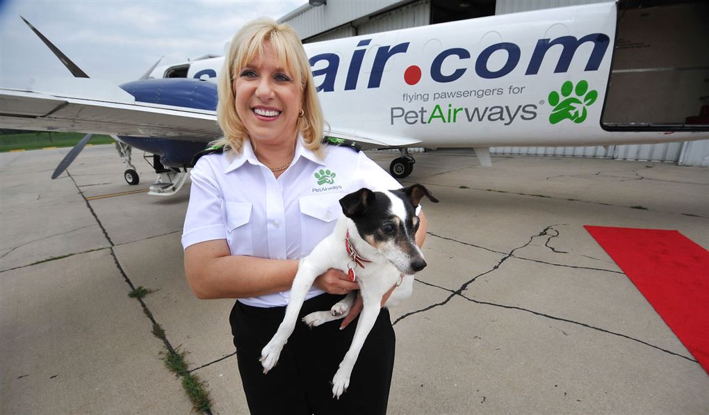 En stewardesse med en hund