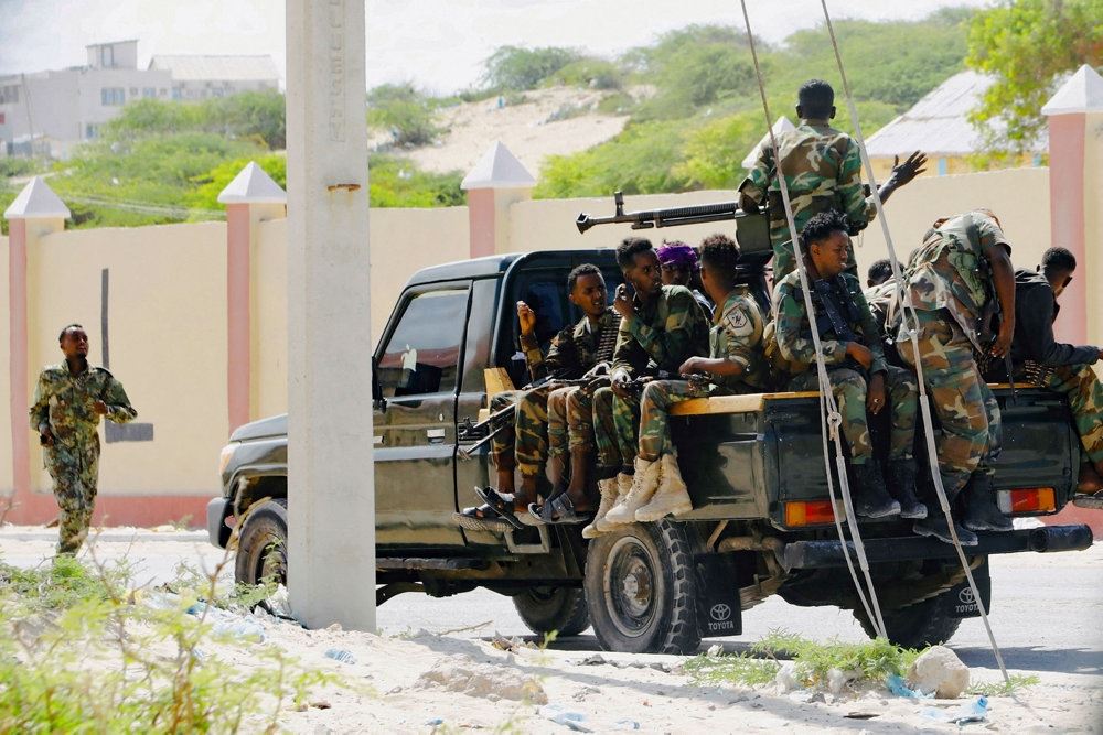 Somaliske soldater holder vag