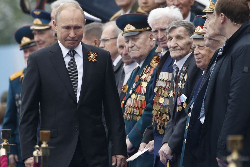 Putin går forbi en masse militærmænd med medaljer