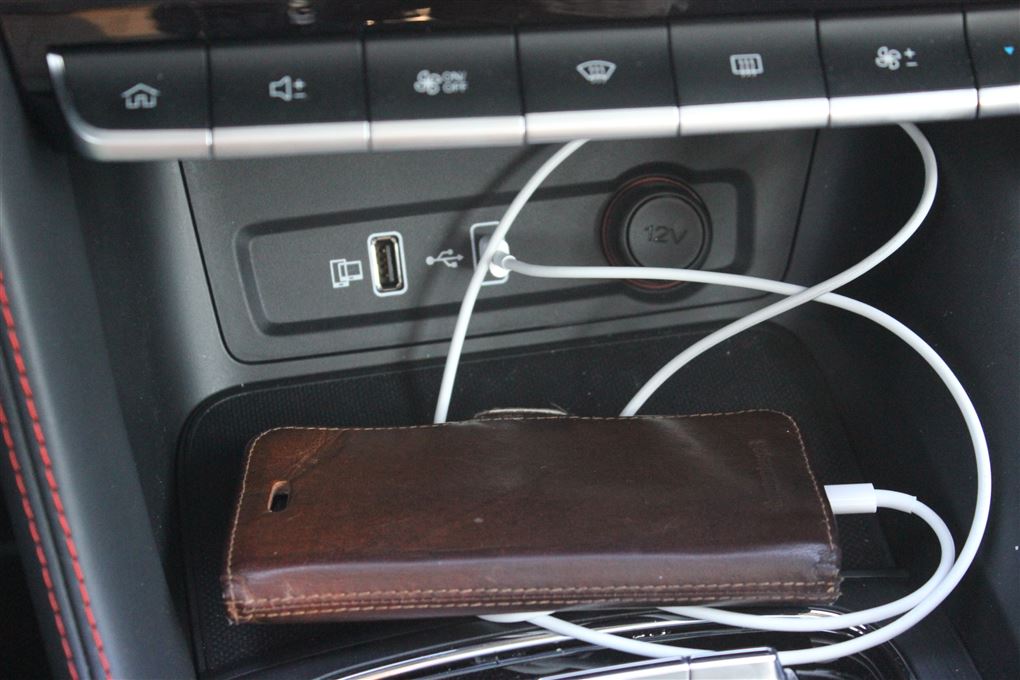 en telefon til opladning i en bil