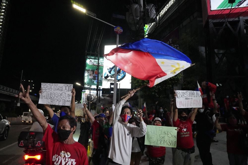 Tilhængere af Ferdinand "Bongbong" Marcos Jr. fester uden for hans valghovedkvarter i Filippinernes hovedstad, Manila, mandag aften.