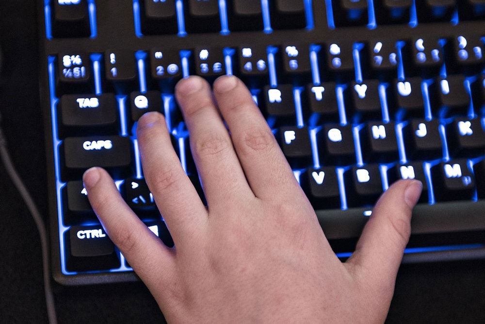 hænder på tastatur