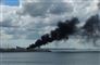 Båd i brand - sort røg