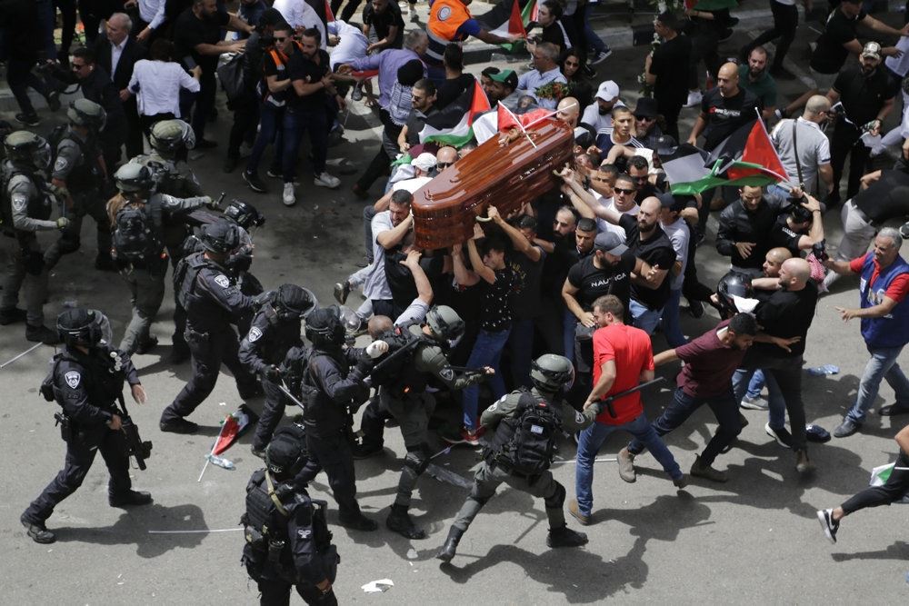 Demonstranter ved en begravelse