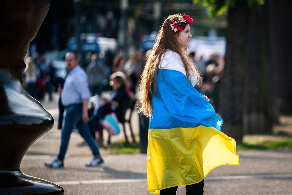børn med ukrainsk flag