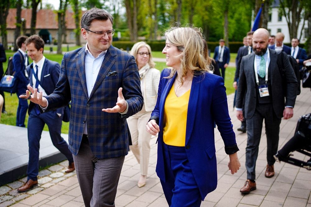 Mélanie Joly, med sin ukrainske ministerkollega, Dmytro Kuleba