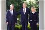 Præsident Biden med to folk i pænt tøj - en kvinde og en mand