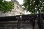 politifolk står foran ambassade 