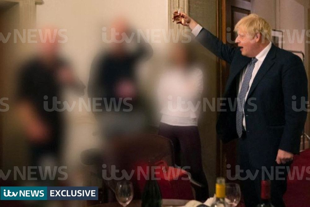 Boris Johnson i jakkesæt