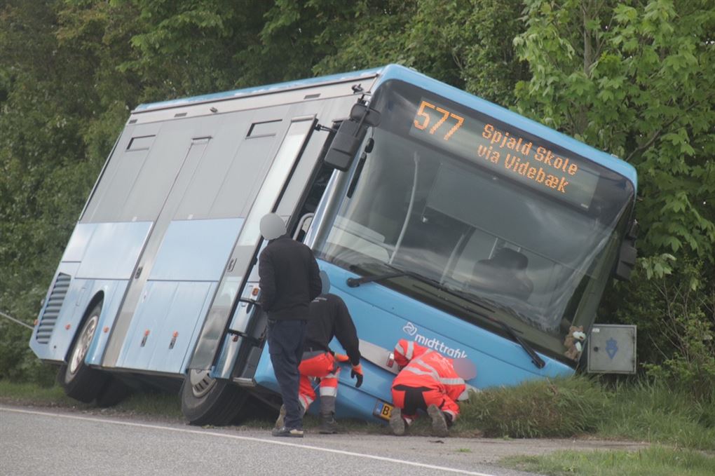 bus ligger i grøft