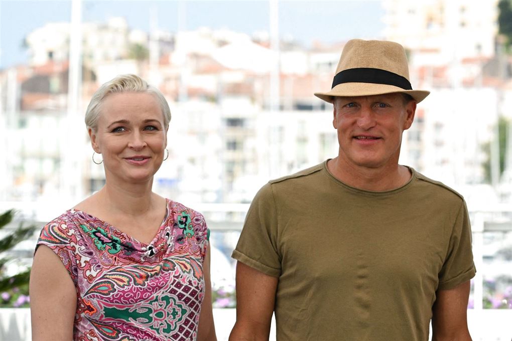 Vicki Berlin ved siden af Woody Harrelson til Cannes Festival i 2022.