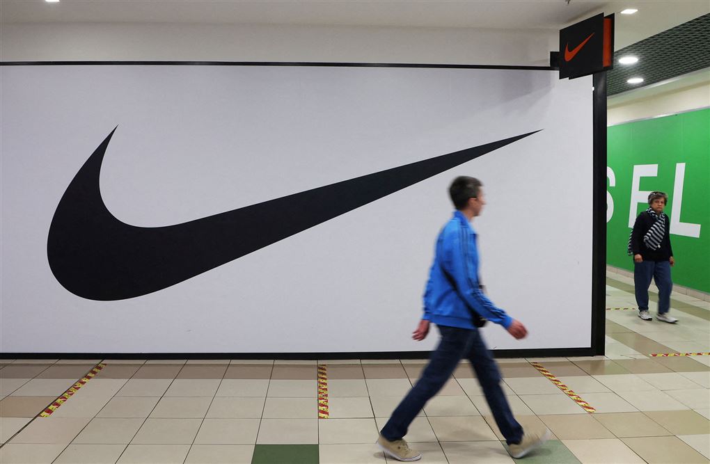 Mand går forbi lukket Nike-butik