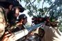 Syriske oprørere affyrer en raket i Idlib-provinsen