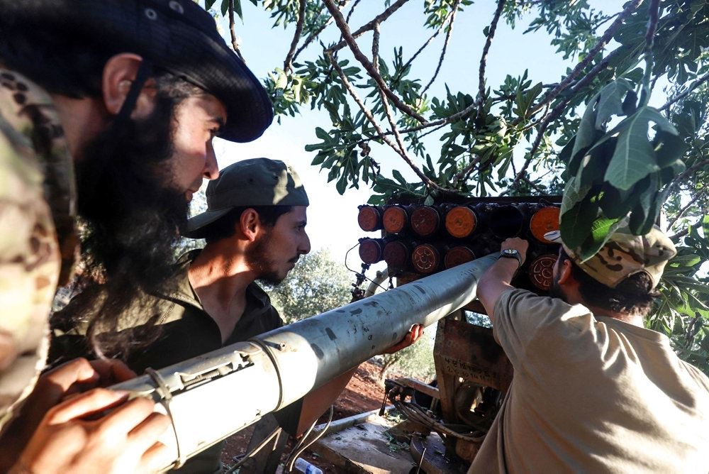 Syriske oprørere affyrer en raket i Idlib-provinsen