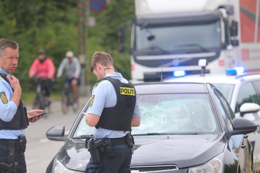 politifolk står ved bil 