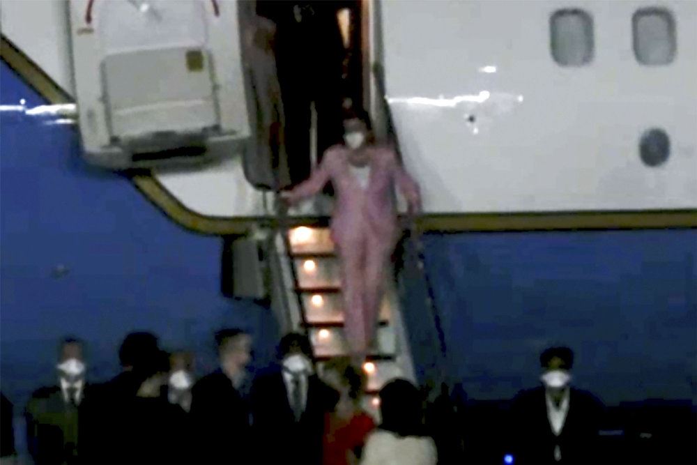 en kvinde træder ud fra et fly
