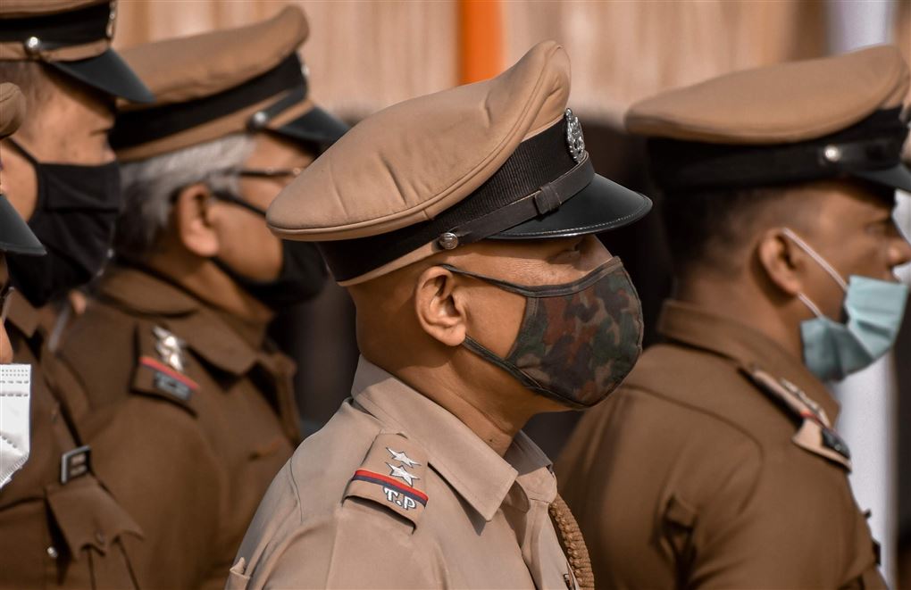 politifolk i uniform
